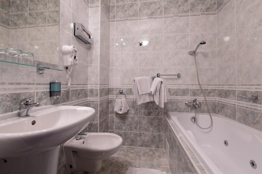 Трехместный (Трехместный номер с ванной комнатой) отеля Victoria, Пльзень