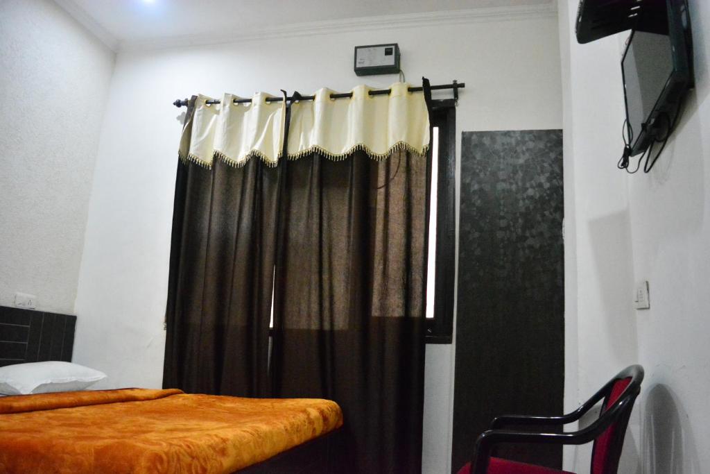 Двухместный (Двухместный номер Делюкс с 1 кроватью (для 2 взрослых и 1 ребенка)) отеля Sharma's BNB, Амритсар