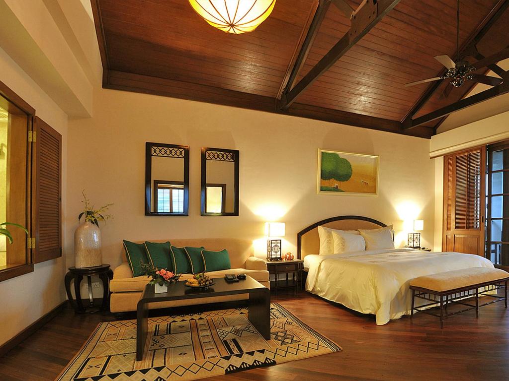 Сьюит (Люкс с кроватью размера «king-size» и видом на океан) курортного отеля Furama Resort Danang, Дананг