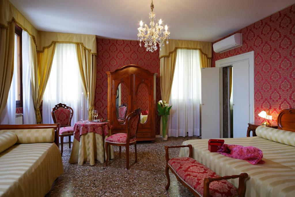 Двухместный (Двухместный номер с 1 кроватью, вид на канал) отеля B&B Al Palazzetto, Венеция