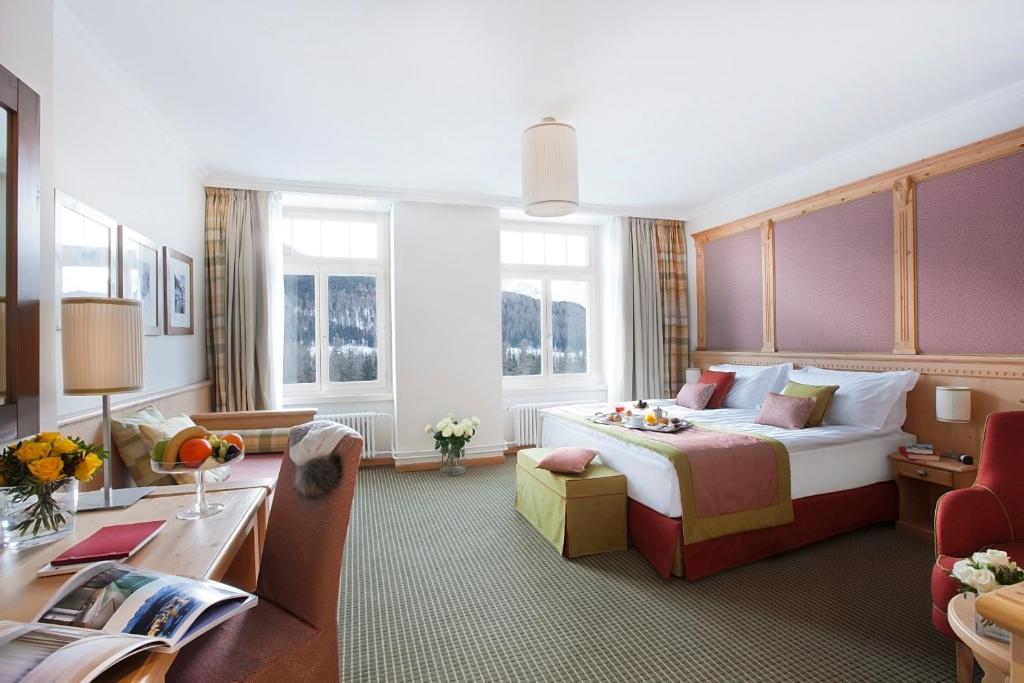 Трехместный (Улучшенный трехместный номер с панорамным видом) отеля Hotel Schloss Pontresina Family & Spa, Санкт-Мориц