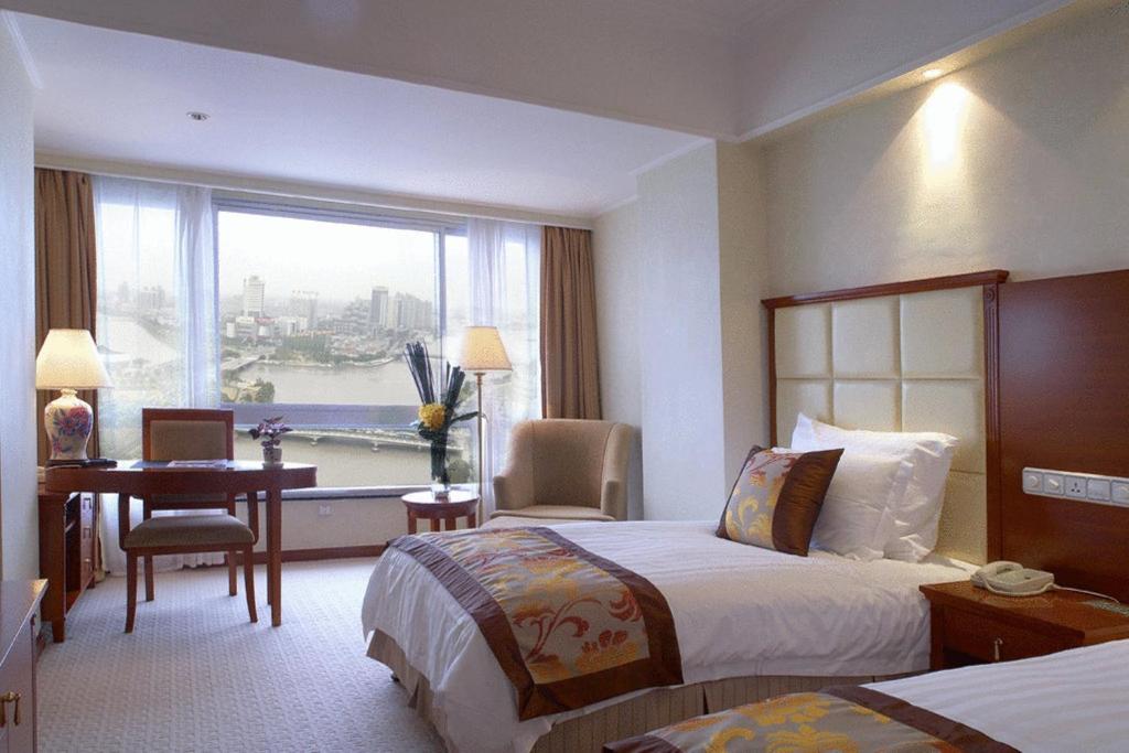 Двухместный (Стандартный двухместный номер с 2 отдельными кроватями и видом на реку) отеля Citic Ningbo International Hotel, Нинбо