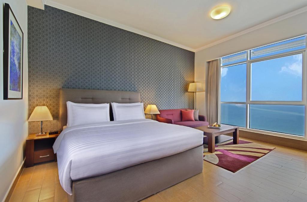 Студио (Номер-студио «Джуниор» с видом на море) апарт-отеля The Curve Hotel, Доха