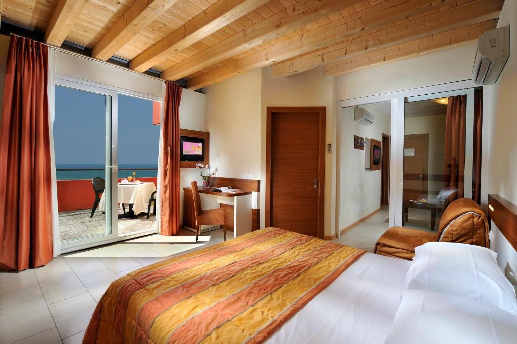 Двухместный (Улучшенный двухместный номер с 1 кроватью или 2 отдельными кроватями) отеля Hotel Bembo, Бибионе