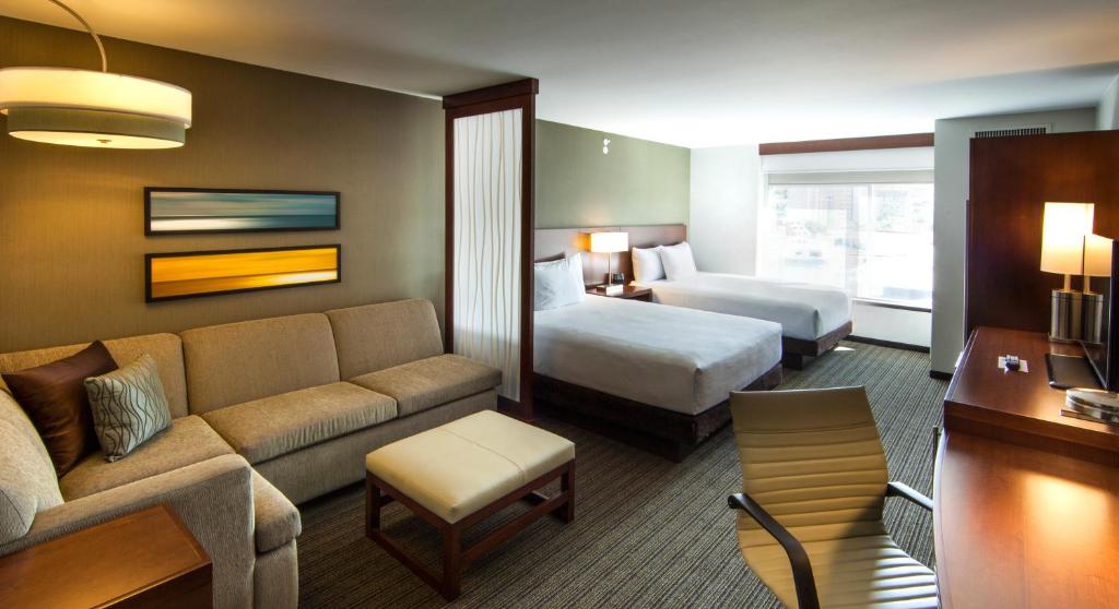 Четырехместный (Номер с 2 диванами-кроватями размера «queen-size») отеля Hyatt Place Tijuana, Тихуана
