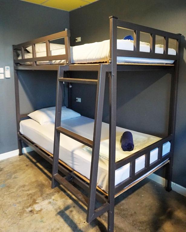 Номер (Спальное место на двухъярусной кровати в общем номере для мужчин с кондиционером) хостела B&B House & Hostel, Краби