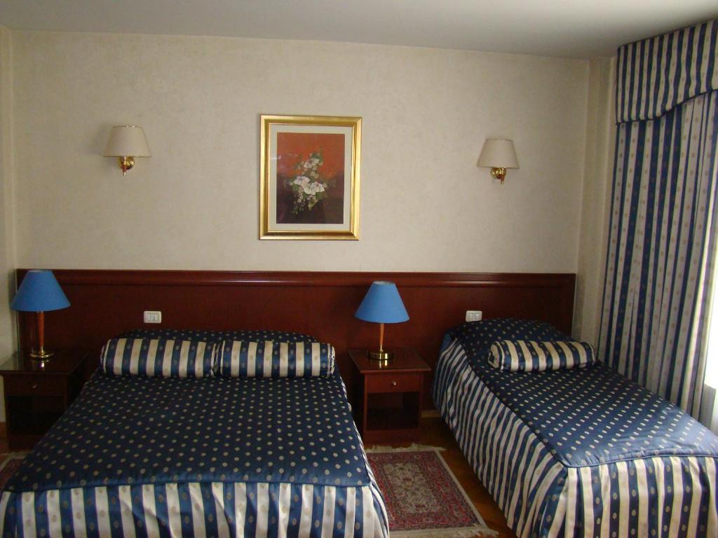 Трехместный (Трехместный номер) отеля Hotel Vila Ariston, Осиек