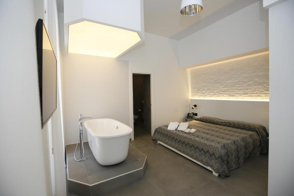 Двухместный (Улучшенный двухместный номер с 1 кроватью) отеля Relais Piazza Del Plebiscito, Неаполь