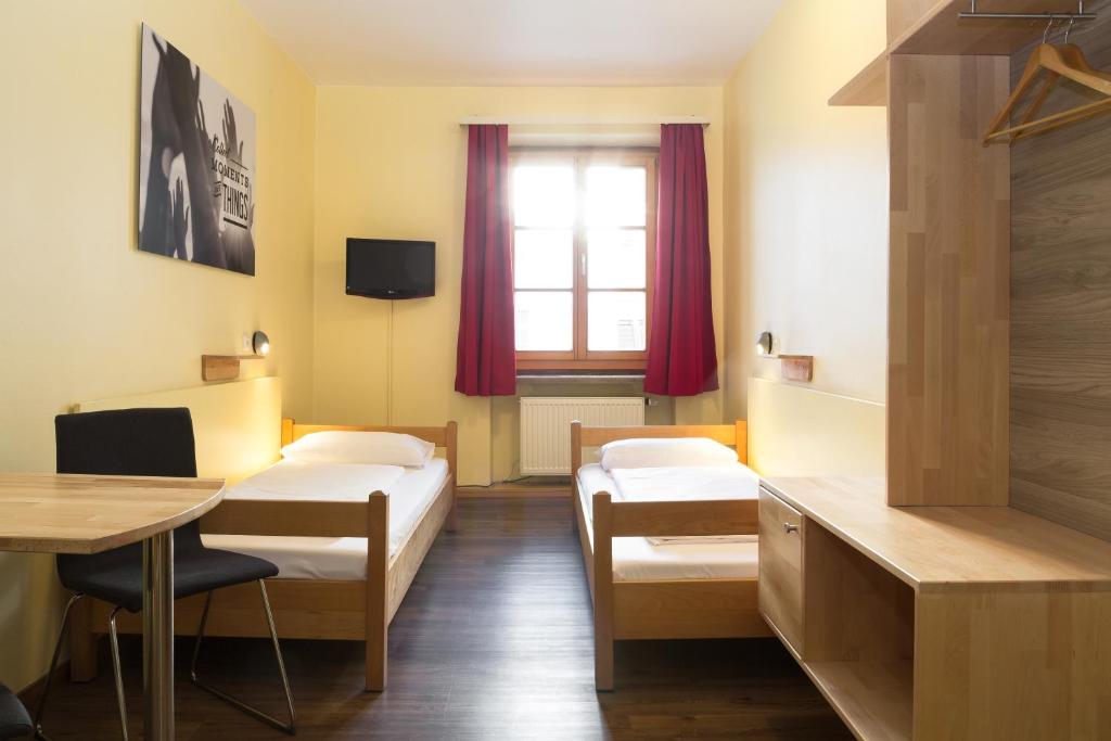 Двухместный (Двухместный номер с 2 отдельными кроватями и собственной ванной комнатой за пределами номера) хостела Euro Youth Hotel Munich, Мюнхен