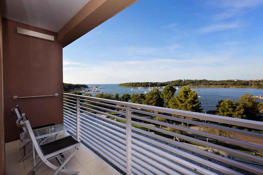 Сьюит (Люкс с балконом с видом на море) отеля Hotel Laguna Molindrio, Пореч
