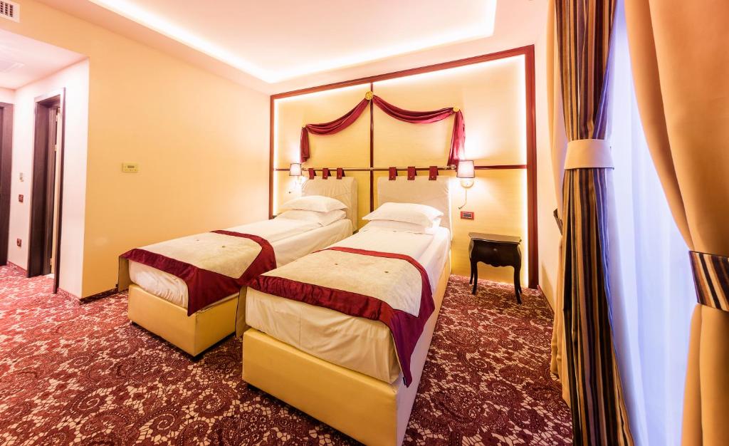 Двухместный (Двухместный номер Делюкс с 2 отдельными кроватями) отеля Hotel Cardinal, Алба-Юлия