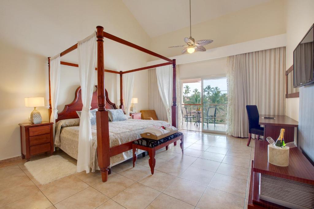 Двухместный (Люкс с 1 спальней и гидромассажной ванной (для 2 взрослых и 2 детей) - Бесплатный Wi-Fi) курортного отеля Majestic Colonial - Punta Cana, Баваро