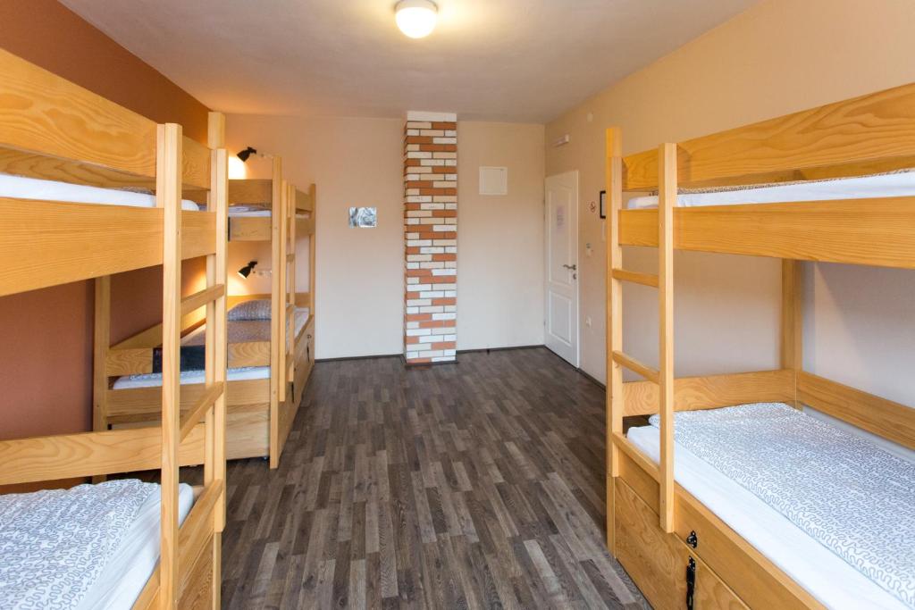 Номер (Кровать в общем 6-местном номере для мужчин и женщин) хостела Falling Lakes Hostel, Кореница