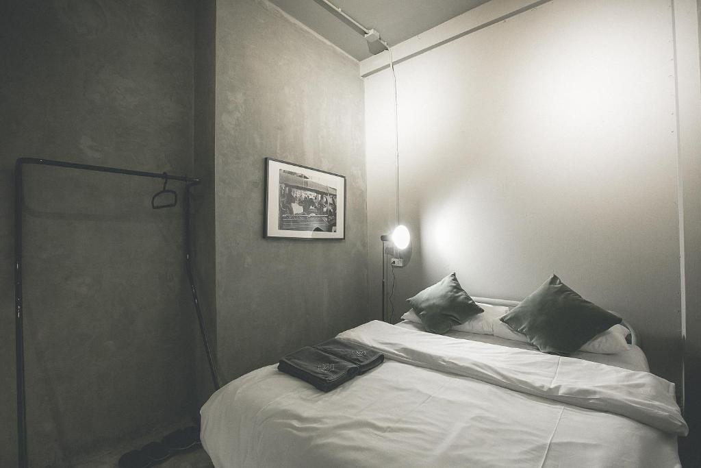 Двухместный (Двухместный номер с 1 кроватью и общей ванной комнатой) хостела 2W Bangkok, Бангкок
