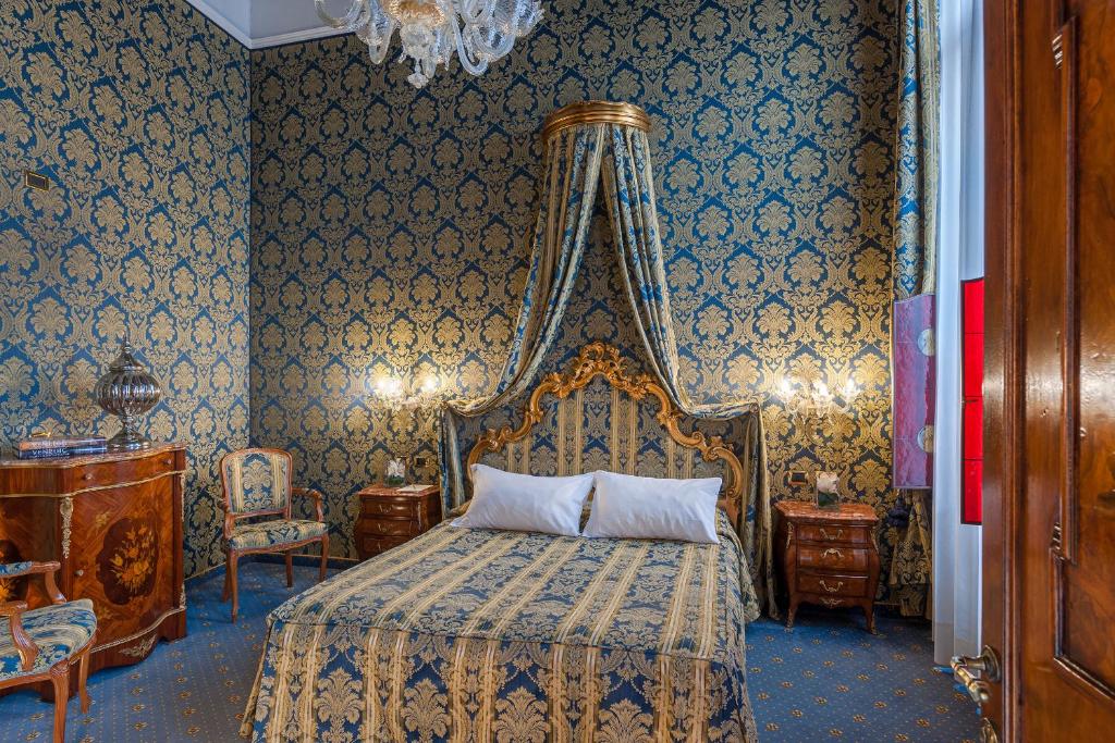 Двухместный (Улучшенный двухместный номер с 1 кроватью) отеля Al Ponte Antico, Венеция