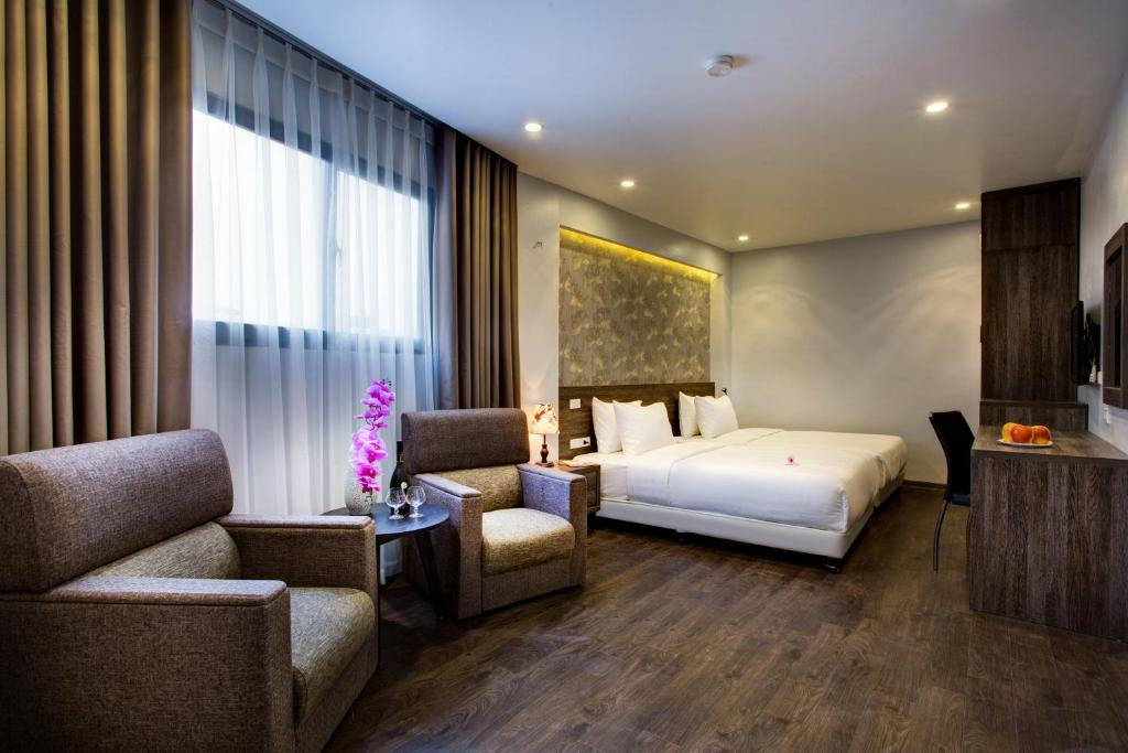Двухместный (Улучшенный двухместный номер с 1 кроватью или 2 отдельными кроватями, вид на город) отеля My Linh Hotel, Ханой