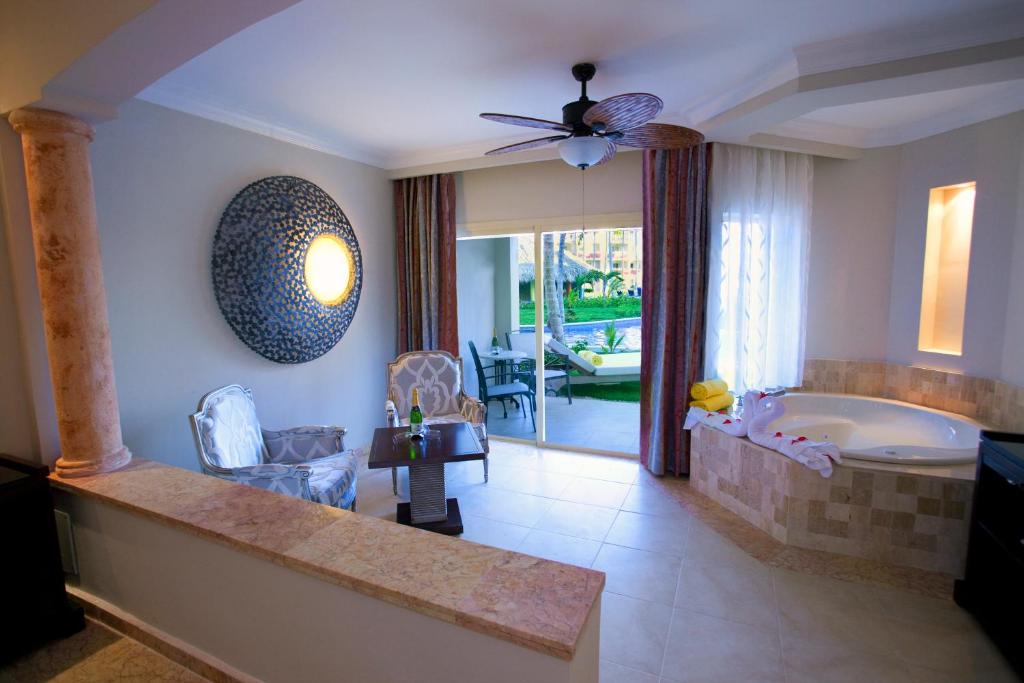 Двухместный (Королевский полулюкс у кромки воды (для 3 взрослых и 1 ребенка) - бесплатный Wi-Fi) курортного отеля Majestic Elegance - Punta Cana, Баваро
