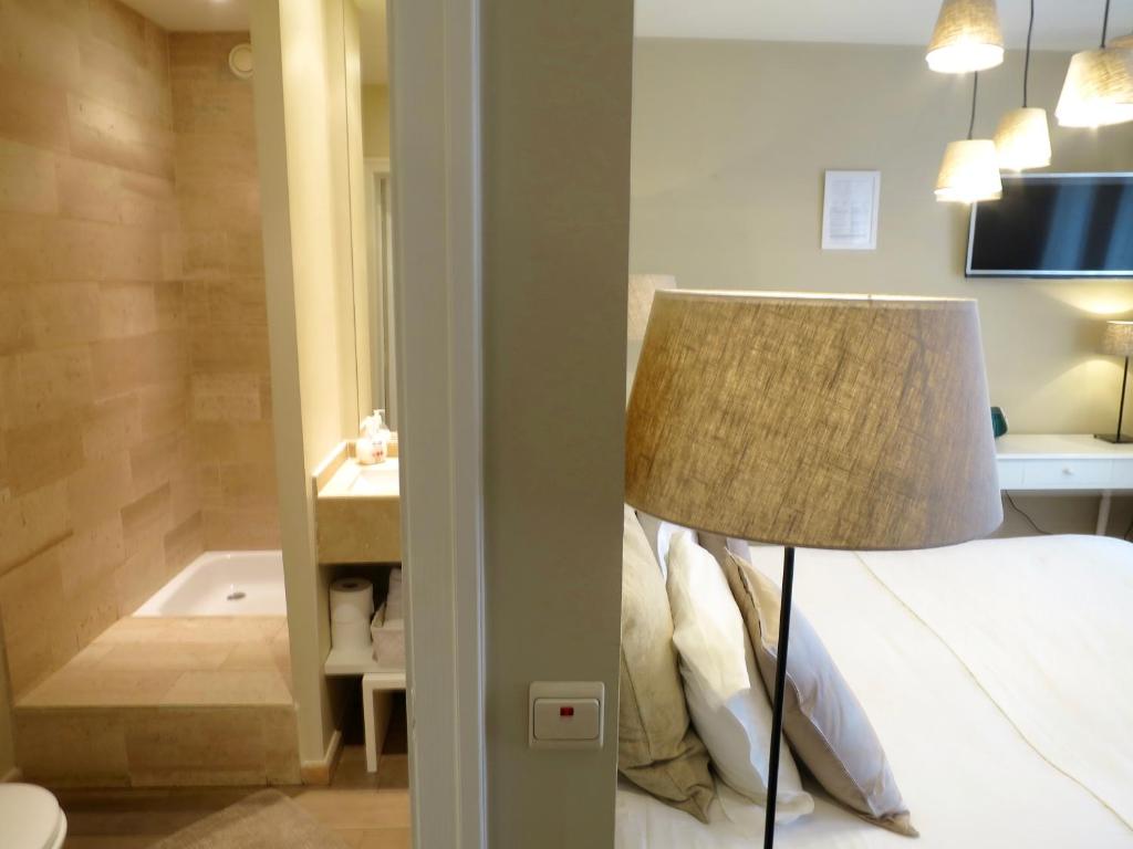 Двухместный (Небольшой двухместный номер с 1 кроватью и собственным душем) отеля Hotel Alegria, Брюгге