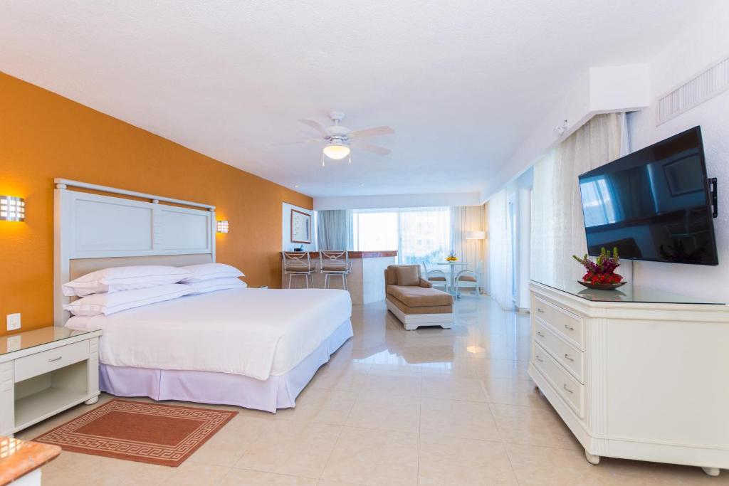 Сьюит (Полулюкс с главным видом на океан) курортного отеля Occidental Costa Cancún, Канкун