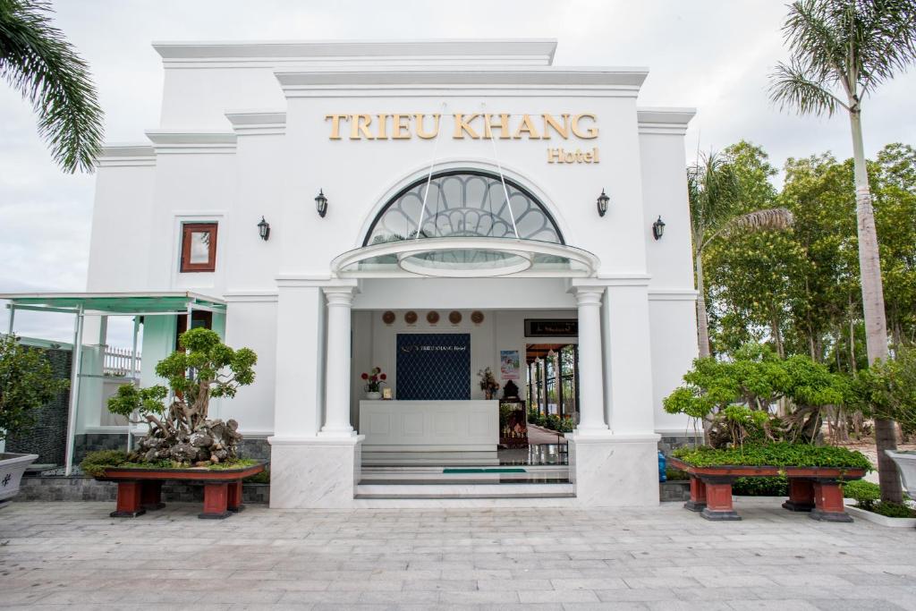Отель Trieu Khang Hotel, Камрань
