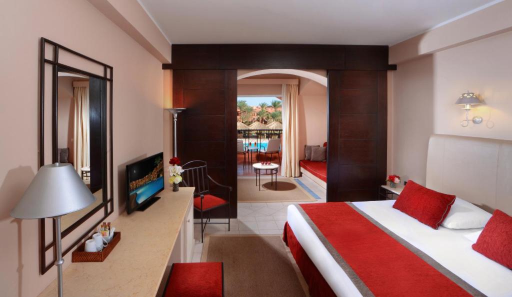 Четырехместный (Семейный номер Делюкс с кроватью размера «queen-size») курортного отеля Jaz Makadi Oasis Club, Хургада