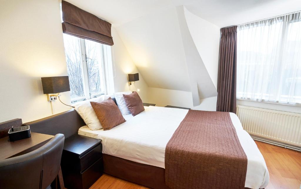 Двухместный (Двухместный номер с 2 отдельными кроватями в дополнительном здании - В номер можно подняться только по лестнице) отеля Hotel Nes, Амстердам