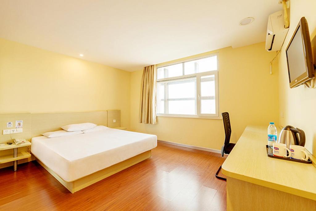 Двухместный (Улучшенный номер с кроватью размера «king-size») отеля Hanting Express Shanghai Hongqiao Wuzhong Road, Шанхай