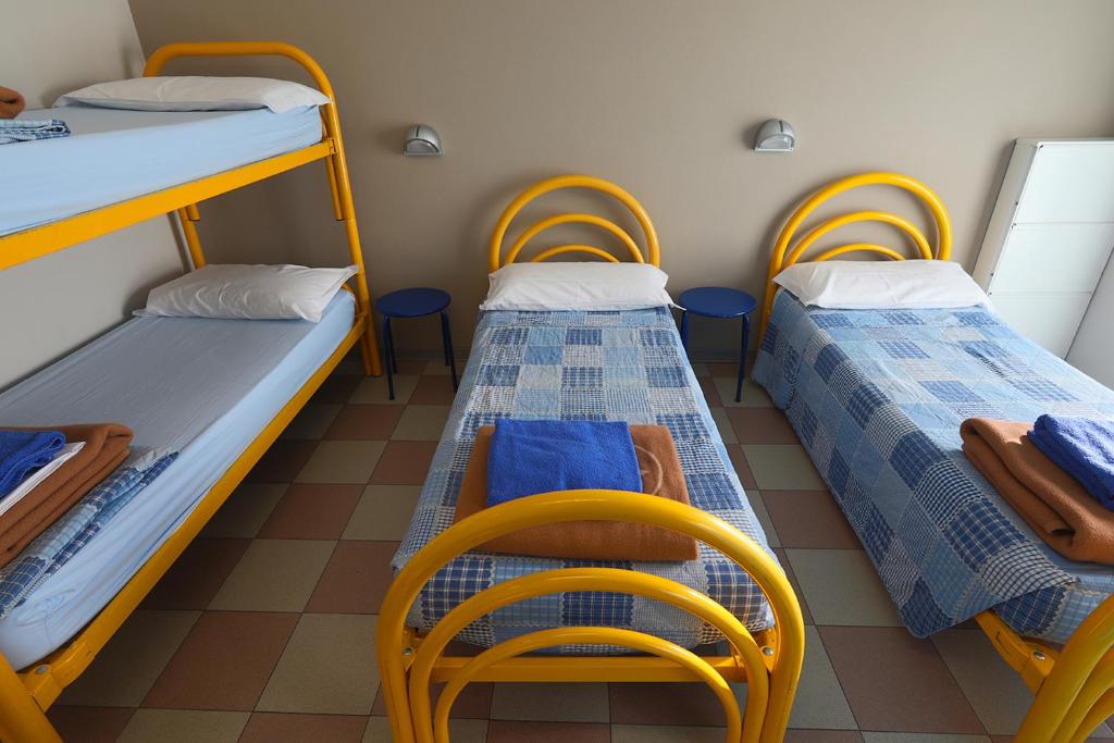 Номер (Односпальная кровать в 6-местном общем мужском номере) хостела Ostello di Bergamo, Бергамо