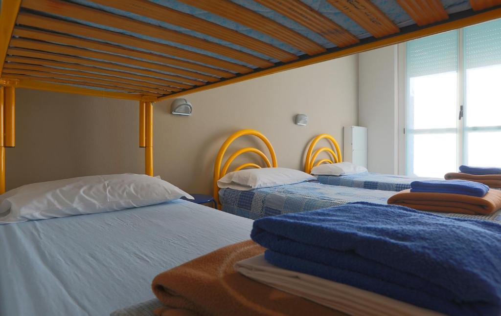 Номер (Односпальная кровать в общем номере для мужчин и женщин (для 6 взрослых)) хостела Ostello di Bergamo, Бергамо