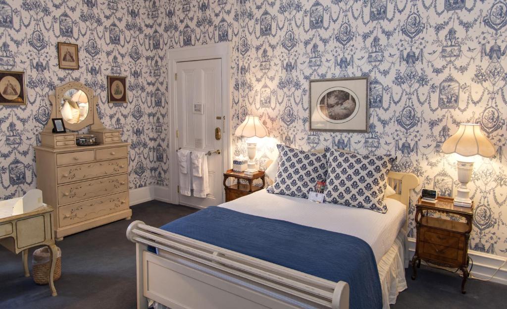 Двухместный (Номер #1 с кроватью размера «queen-size» и общей ванной комнатой) отеля La Reserve Bed and Breakfast, Филадельфия