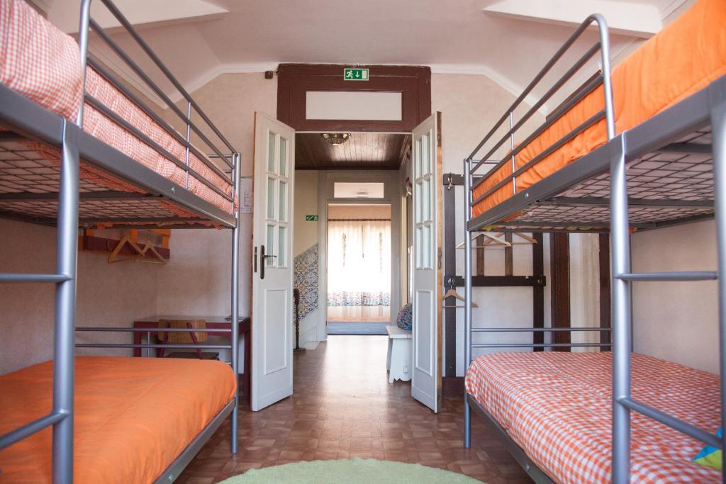 Номер (Спальное место на двухъярусной кровати в общем номере для мужчин и женщин) хостела 18St. Hostel, Эшпинью