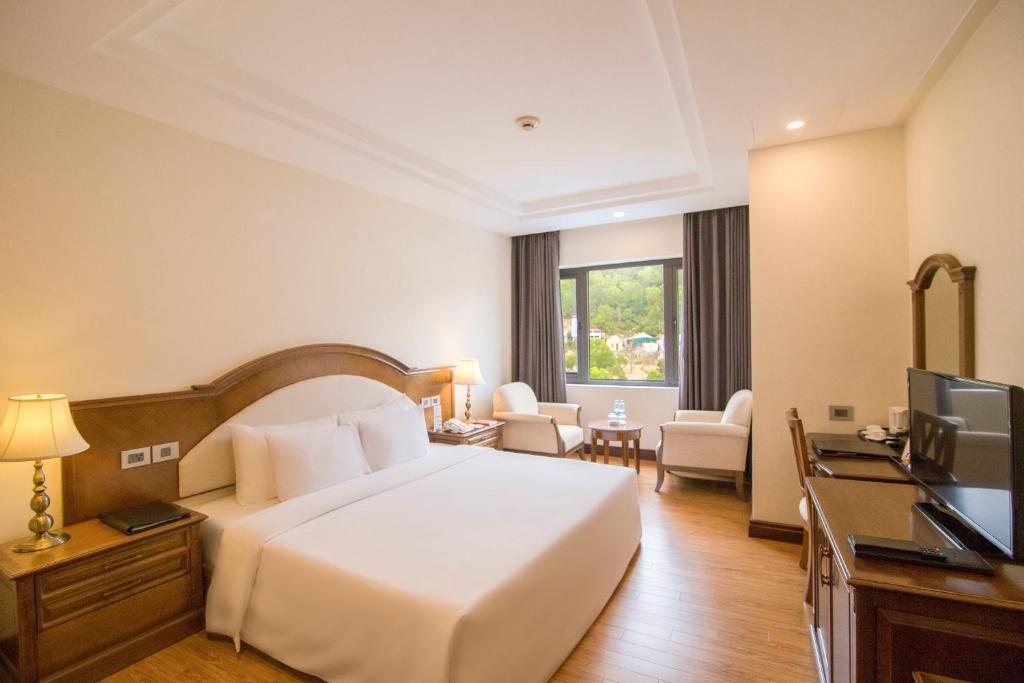 Двухместный (Улучшенный двухместный номер с 1 кроватью и видом на холмы) отеля Sai Gon Ha Long Hotel, Халонг