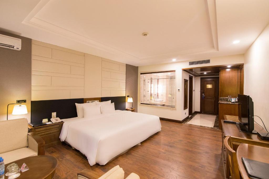 Двухместный (Двухместный номер Делюкс с 1 кроватью и видом на море) отеля Sai Gon Ha Long Hotel, Халонг
