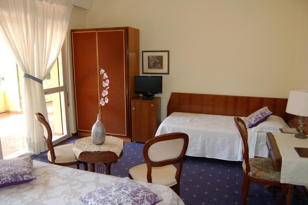Трехместный (Трехместный номер) отеля Hotel Broglia, Сирмионе