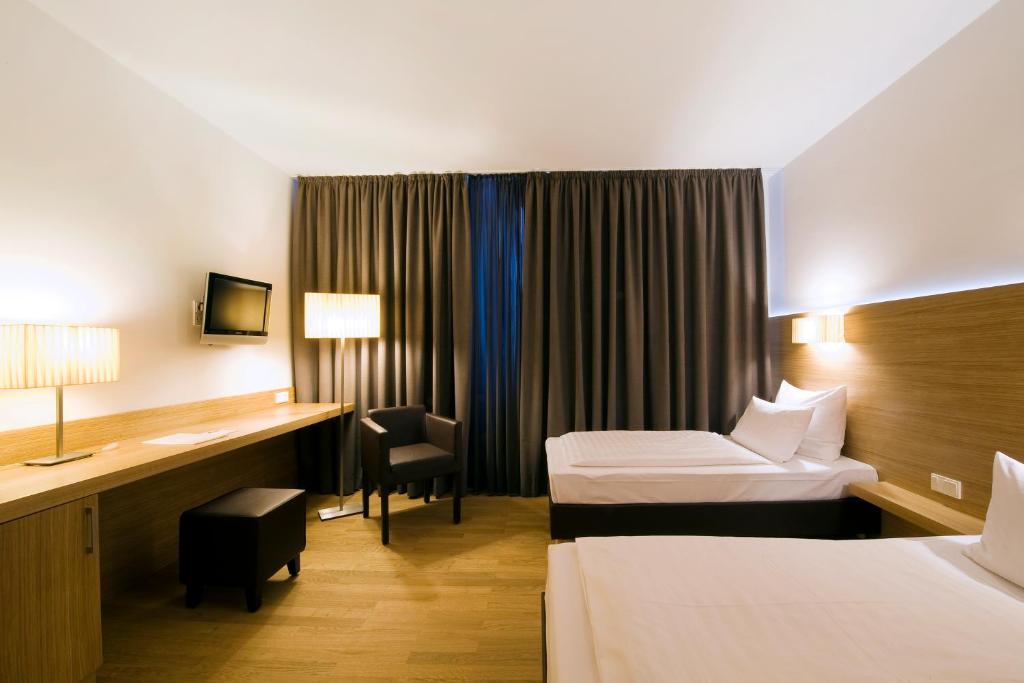 Двухместный (Стандартный двухместный номер с 2 отдельными кроватями) отеля Hotel Thalmair, Мюнхен