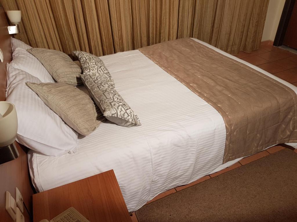 Семейный (Двухместный номер с 2 дополнительными кроватями (для 2 взрослых и 2 детей)) отеля Glaros Hotel, Пирей