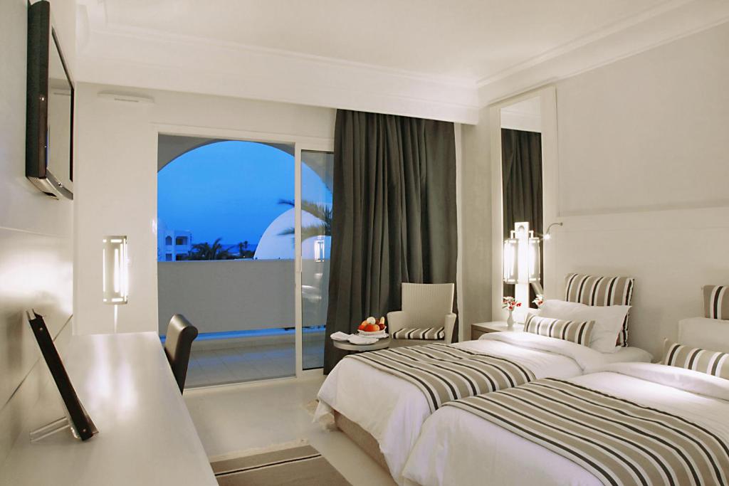 Двухместный (Улучшенный двухместный номер с 1 кроватью или 2 отдельными кроватями и видом на море) отеля Djerba Plaza Thalasso & Spa, Мидун