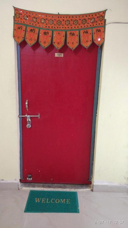 Двухместный (Двухместный номер с 1 кроватью и собственной ванной комнатой) семейного отеля Radha Krishna Home, Варанаси