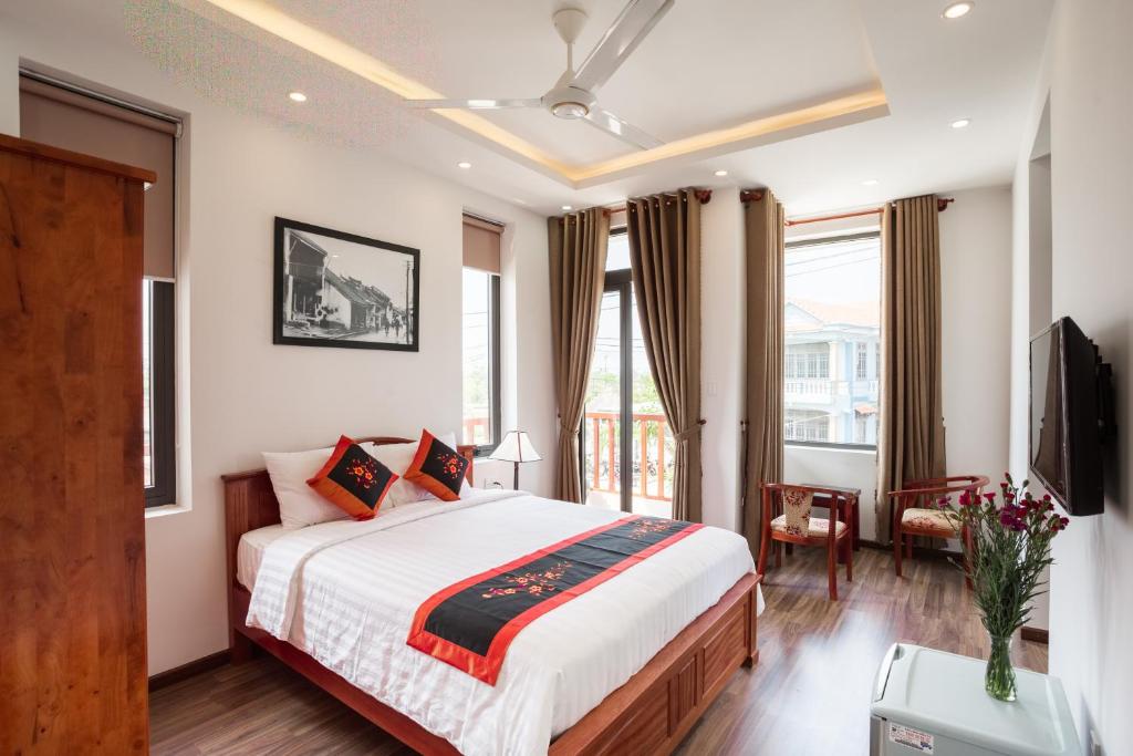 Двухместный (Двухместный номер Делюкс с 1 кроватью и балконом) семейного отеля An Bang Beach Dolphin Homestay, Хойан