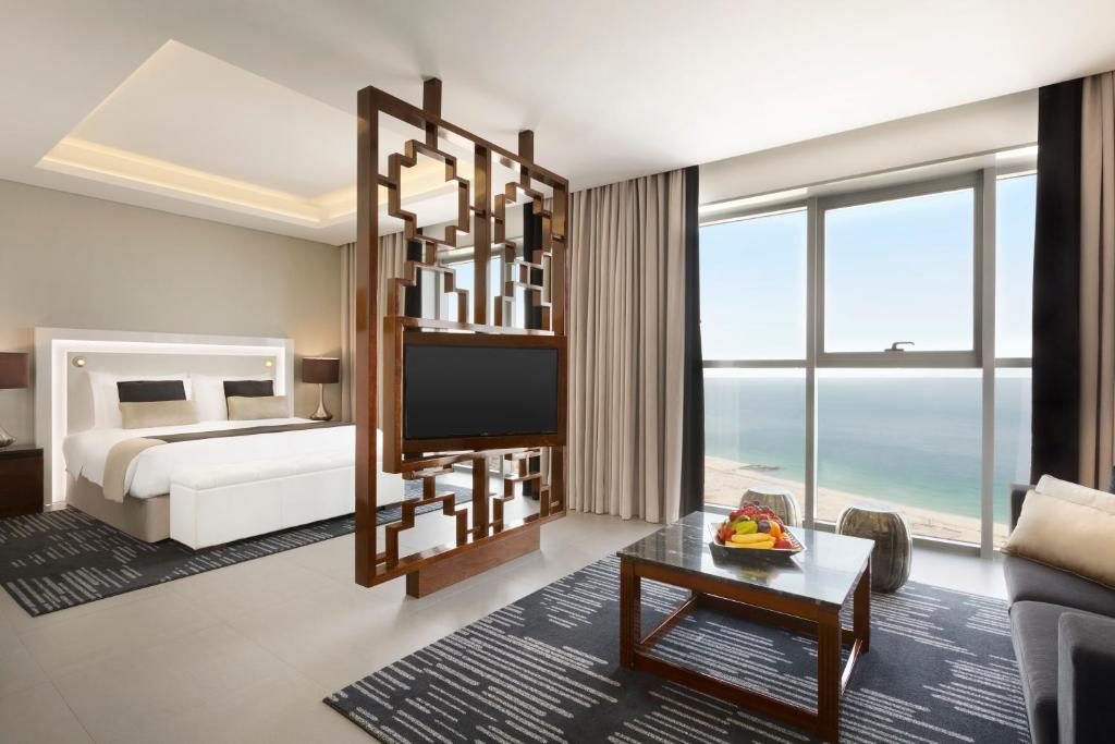 Сьюит (Клубный люкс «Гранд» с кроватью размера «king-size», предоставляется доступ в клубный лаундж и бесплатный трансфер до пляжа) отеля Wyndham Dubai Marina, Дубай