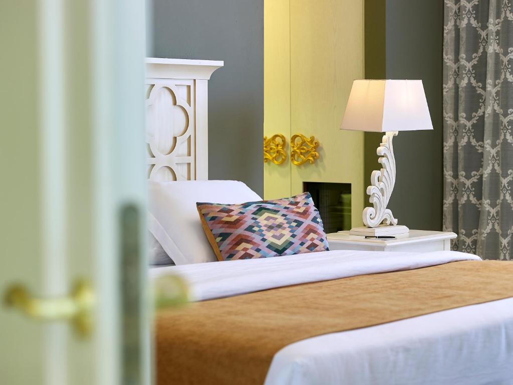 Семейный (Семейный номер Делюкс с видом на сад и общим бассейном) отеля Anemos Luxury Grand Resort, Георгиуполис