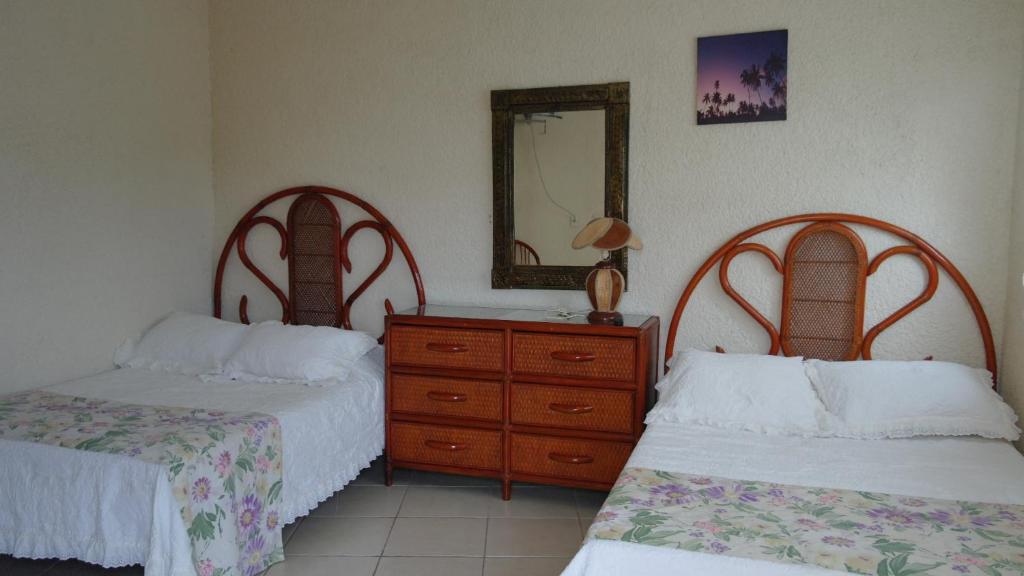 Трехместный (Трехместный номер с основными удобствами и общей ванной комнатой) гостевого дома Villa Cupatitzio, Икстапа
