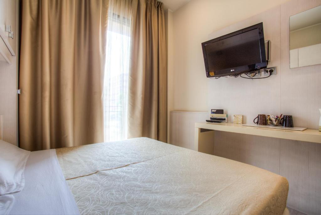 Двухместный (Двухместный номер с 1 кроватью или 2 отдельными кроватями и возможностью посещения спа-салона) отеля Ferretti Beach Hotel, Римини