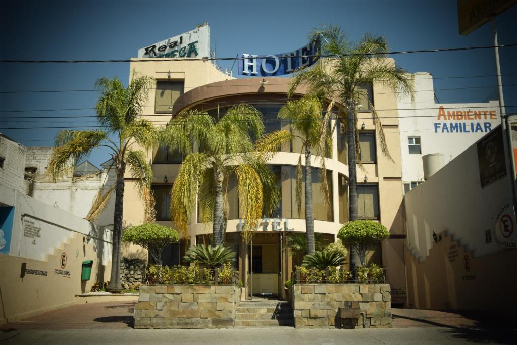 Отель Hotel Real Azteca Zona Piel, Леон