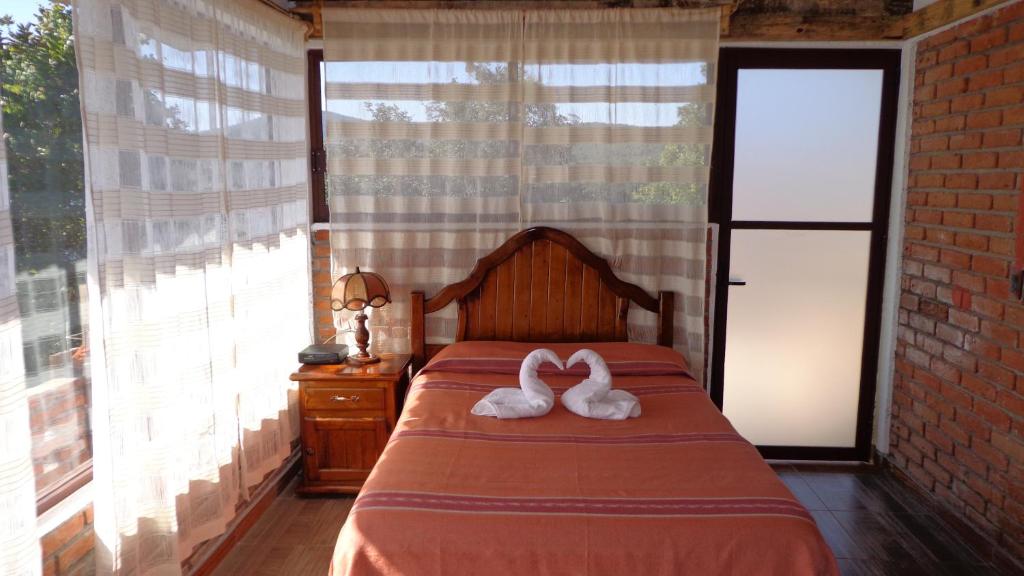 Четырехместный (Двухместный номер с 2 двуспальными кроватями и видом на озеро) отеля Cabañas Zirahuén Cuin, Сирауэн