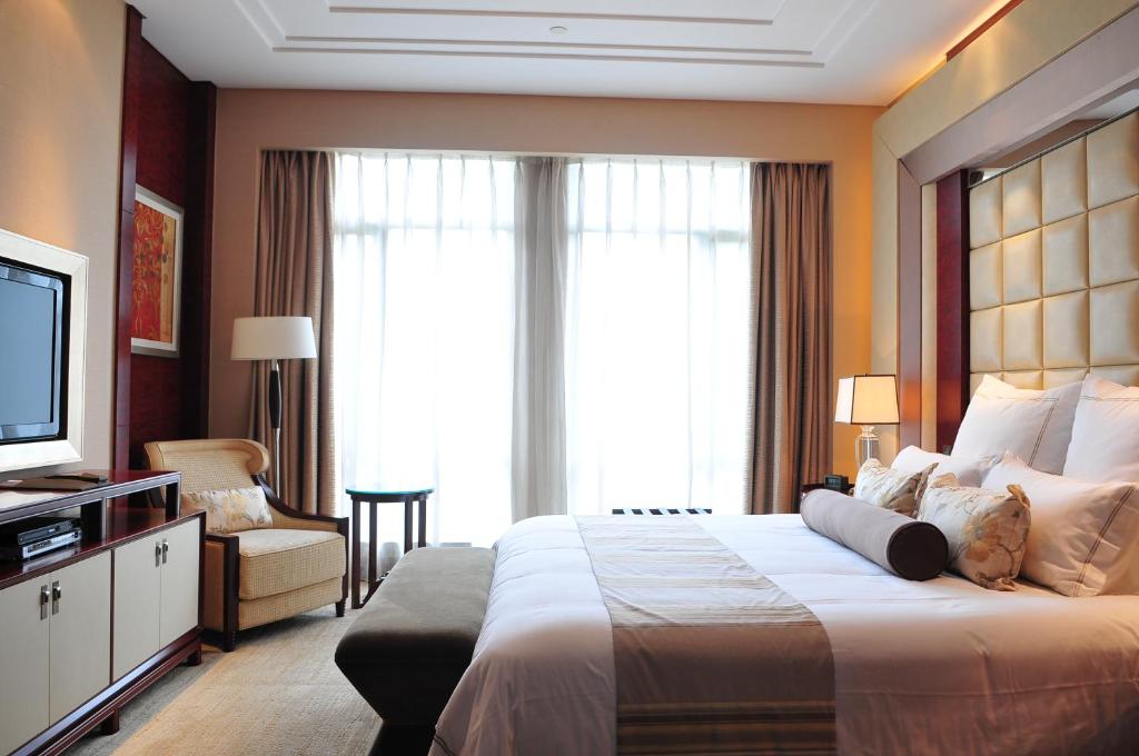 Двухместный (Номер Делюкс с кроватью размера «queen-size») отеля Xijiao State Guest Hotel, Шанхай