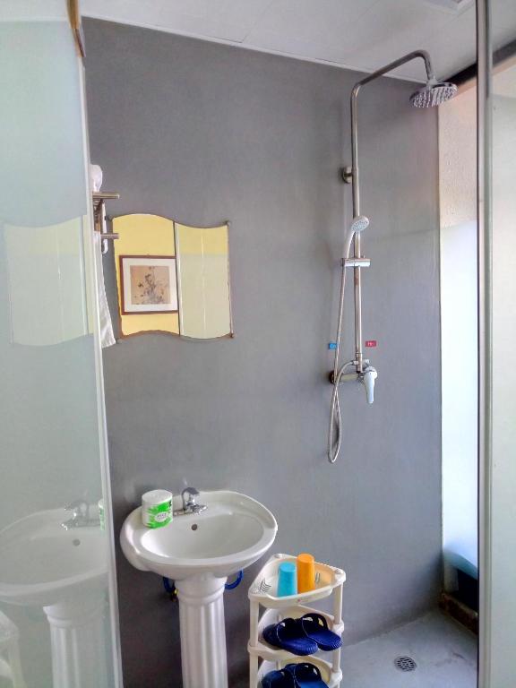 Трехместный (Mainland Chinese Citizen Only - Triple Room with Private Bathroom) хостела Qian Men Hostel, Пекин