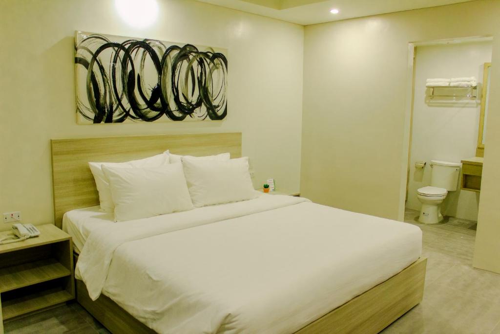 Сьюит (Люкс с кроватью размера «king-size») отеля Mabolo Royal Hotel, Себу
