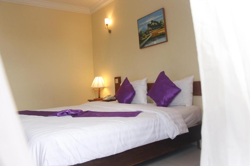 Двухместный (Улучшенный номер с кроватью размера «king-size») отеля Don Bosco Hotel School, Сиануквиль