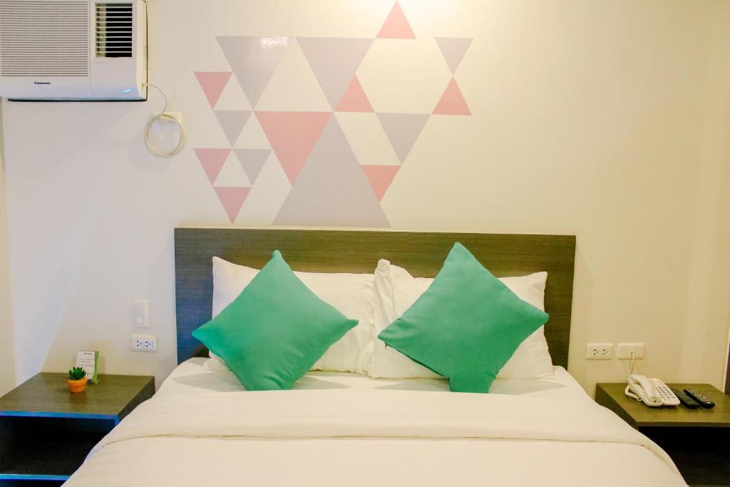 Двухместный (Улучшенный двухместный номер с 1 кроватью или 2 отдельными кроватями) отеля Mabolo Royal Hotel, Себу